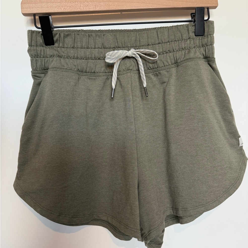 Vuori Halo Performance Shorts 2.0 in Dark Metal Heather - Picture 4 of 7